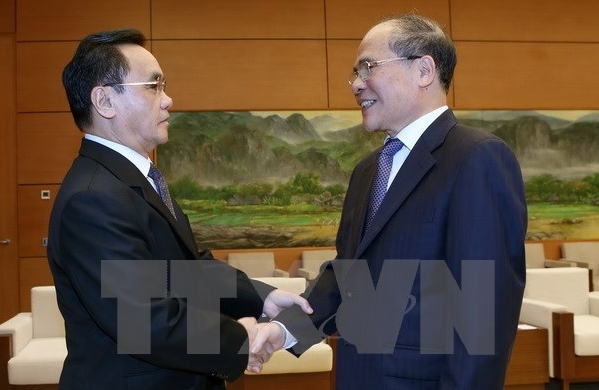 Председатель НС СРВ Нгуен Шинь Хунг принял премьер-министра Лаоса